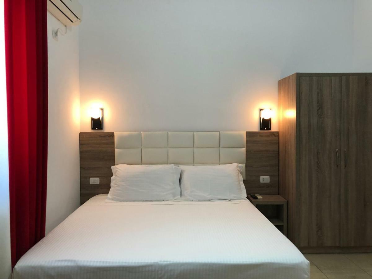 Hotel Alina Саранда Екстер'єр фото