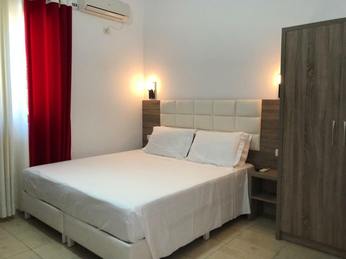 Hotel Alina Саранда Екстер'єр фото